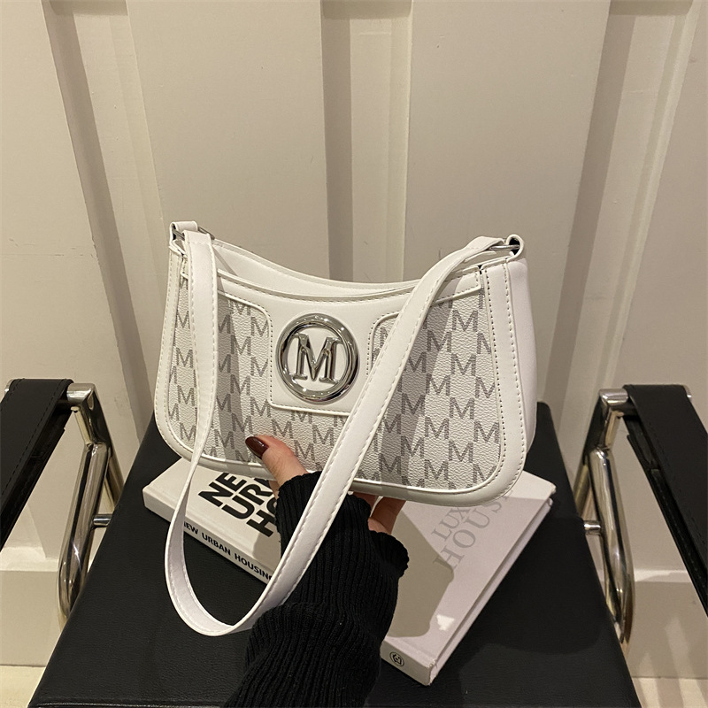Bolsas debajo de las axilas para mujeres 2025 primavera nueva moda texturas francesas nicho bolsas de hombro letras de impresión media luna bolsas de mujer