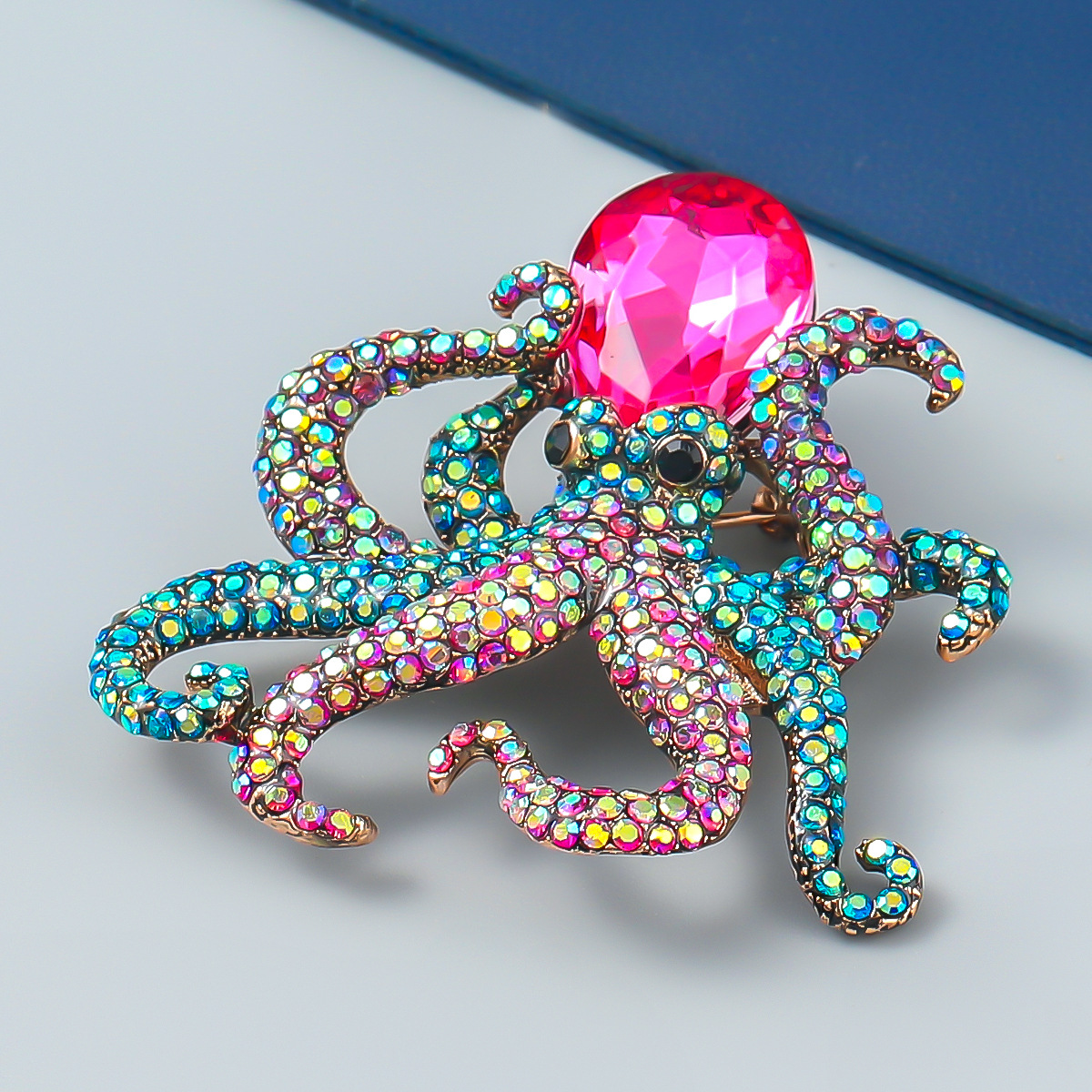 Stijlvolle octopus broche met strass voor dames mode speld_voghion.com