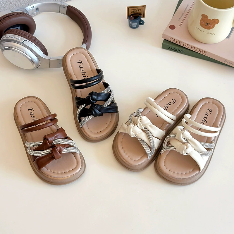 Детские сандалии со стразами на большой подошве