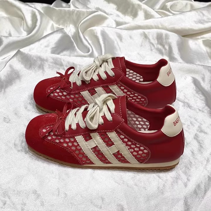 Los primeros zapatos casuales deportivos de cuero con superficie de malla transpirable estilo antiguo y explosivo para mujer 2025 verano nuevo estilo ligero y plano zapatos de red de entrenamiento alemán