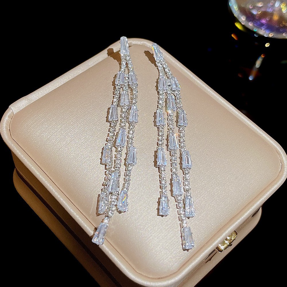 S925 aguja de plata elegante borla pendientes de alta gama simple cara de adelgazamiento pendientes de todo fósforo estilo coreano nuevos pendientes de moda al por mayor