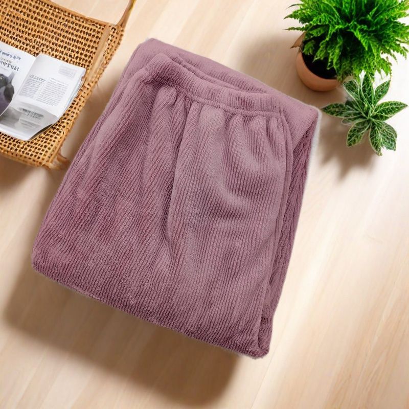 2025 otoño y invierno de franela gruesa pijamas de color sólido para hombres y mujeres de tamaño caliente se pueden usar pantalones de mediana edad y pantalones caseros