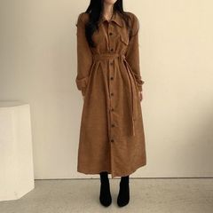 韓国版chi秋冬フランス式のレトロな襟の単列のバックルは腰の長い色の純色のコーデュロイのワンピースの女性を収めます。