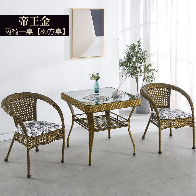 80제곱미터 테이블이 있는 임페리얼 골드 의자 2개
