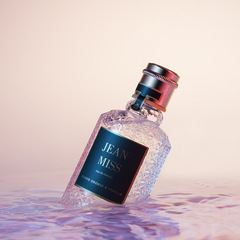 The Xiao Cheng Yi Xiang brand men's and women's perfume, with its exquisite flower field, pure breeze, floral and fruity scent, refreshing and long-lasting, is a fine fragrance.