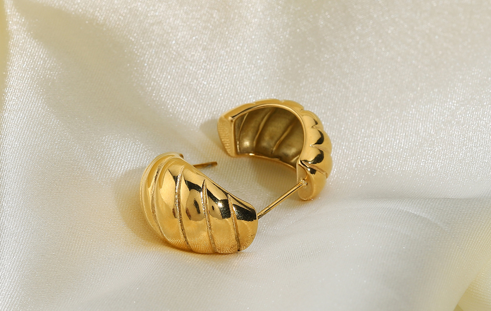 Fashion Gold-plated Stainless Steel Horn Bag Earrings display picture 2