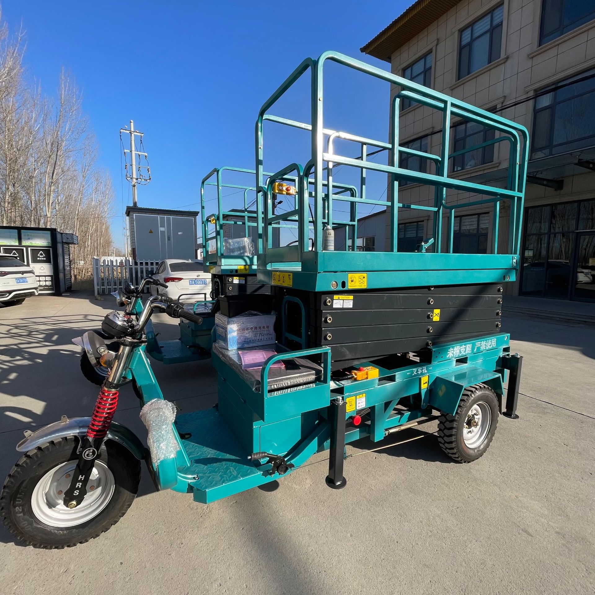Electric Three-Wheel Lift Vehicle, Vehicle-Mounted Lifting Platform, High-Altitude Work Lift Platform, Hydraulic Three-Wheel Lift