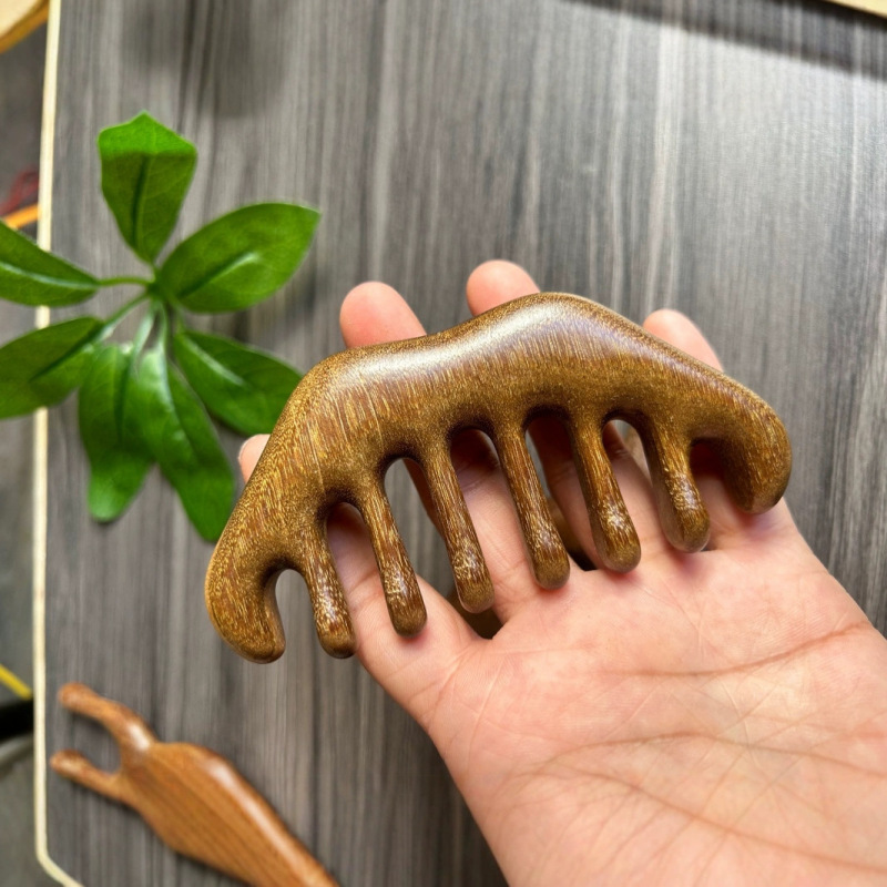 夜市で露店に並べられた二級品、白い皮と虫の目が付いた二級品の処理品|undefined