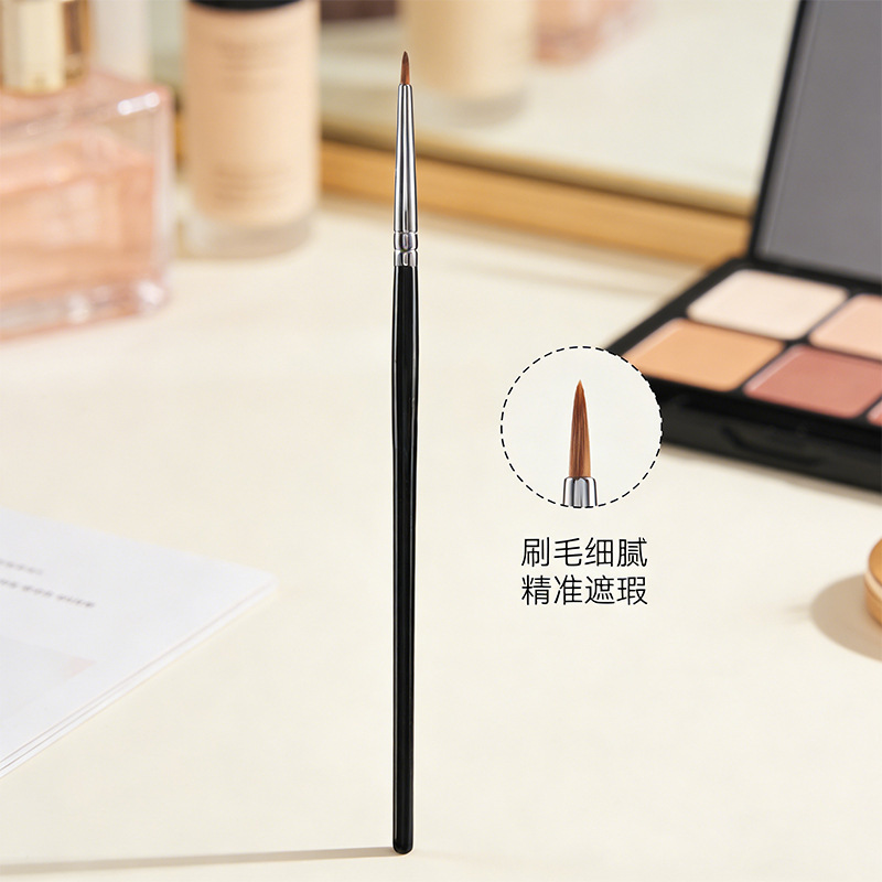 Beginner's Fine-Tipped Eyeliner Brush for Precise Application from the Tear Trough down to the Lower Lash Line, Makeup Brush with Soft Fiber Bristles for Eye Brightening and Concealing