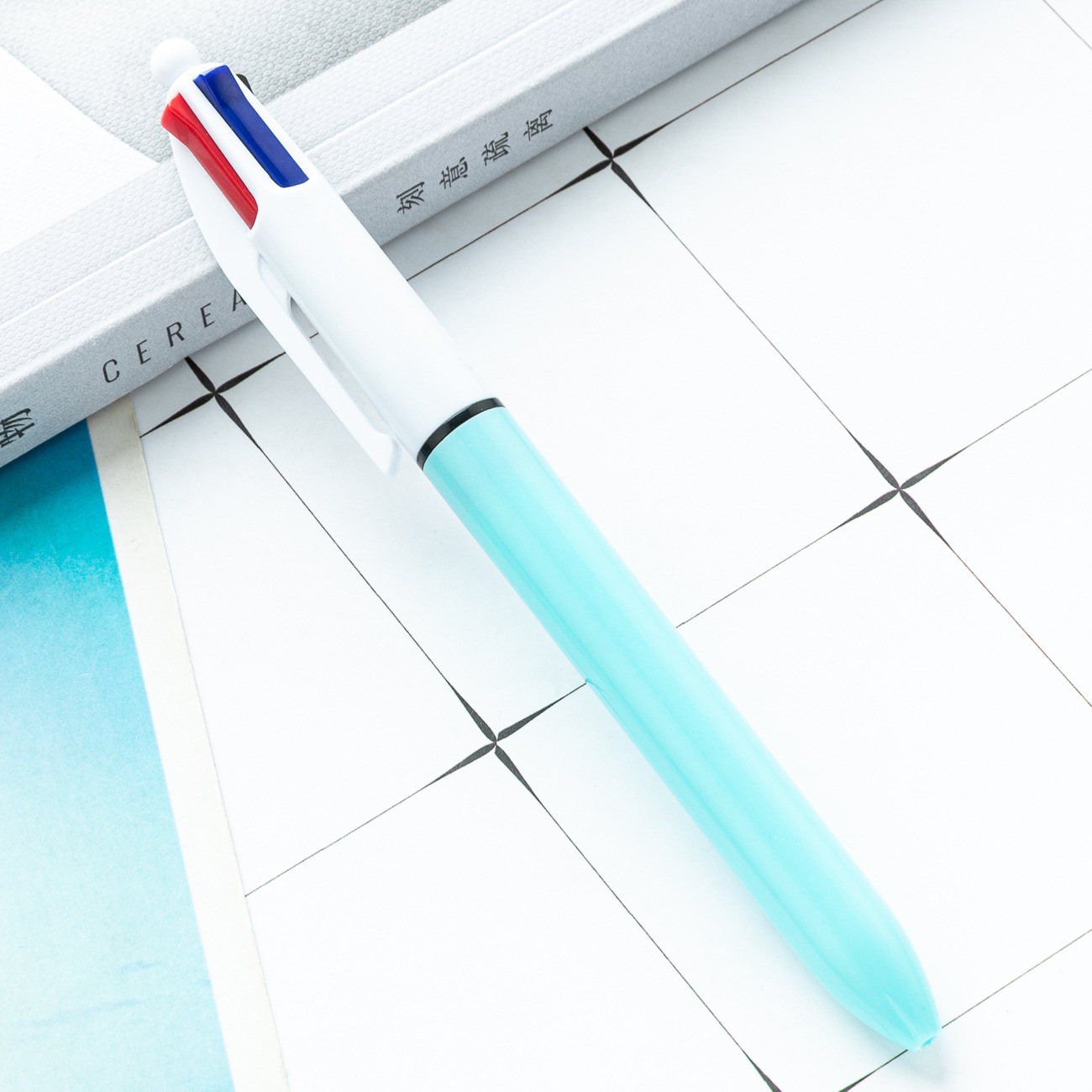 Oficina de aprendizaje de papelería multi-color de la pluma cuatro-en-una mano cuenta trazo clave marcado bolígrafo de plástico bolígrafo