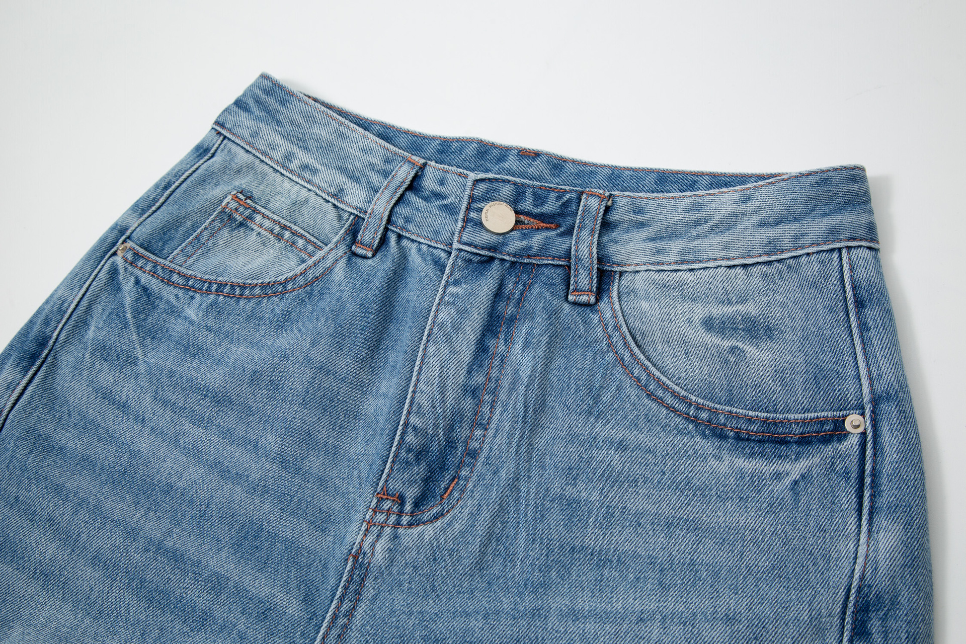 Hellblaue High-waist Balloon Jeans Mit Geschwungenem Saum Damen_voghion.com