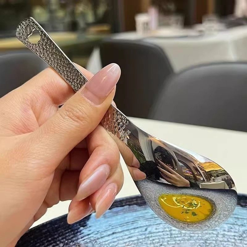 レトロなハンマードットスプーン、ステンレス鋼の槌目スプーン、家庭用厚みのあるテーブルスプーン、大人用の食事用スプーン、見栄えの良いデザートスプーン|undefined