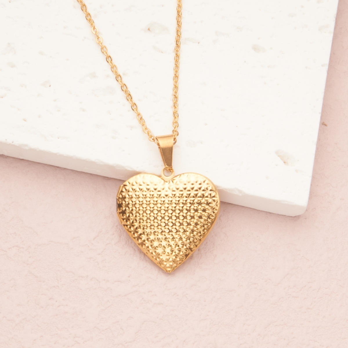 15g Weight PVD Coated Gold Plating Process 304 Stainless Steel Pendant Material Shiny Stainless Steel Heart Shaped Box Pendant Necklace Openable To Hold Photos Unisex Fairy Tale Style Electroplated Jewelry
