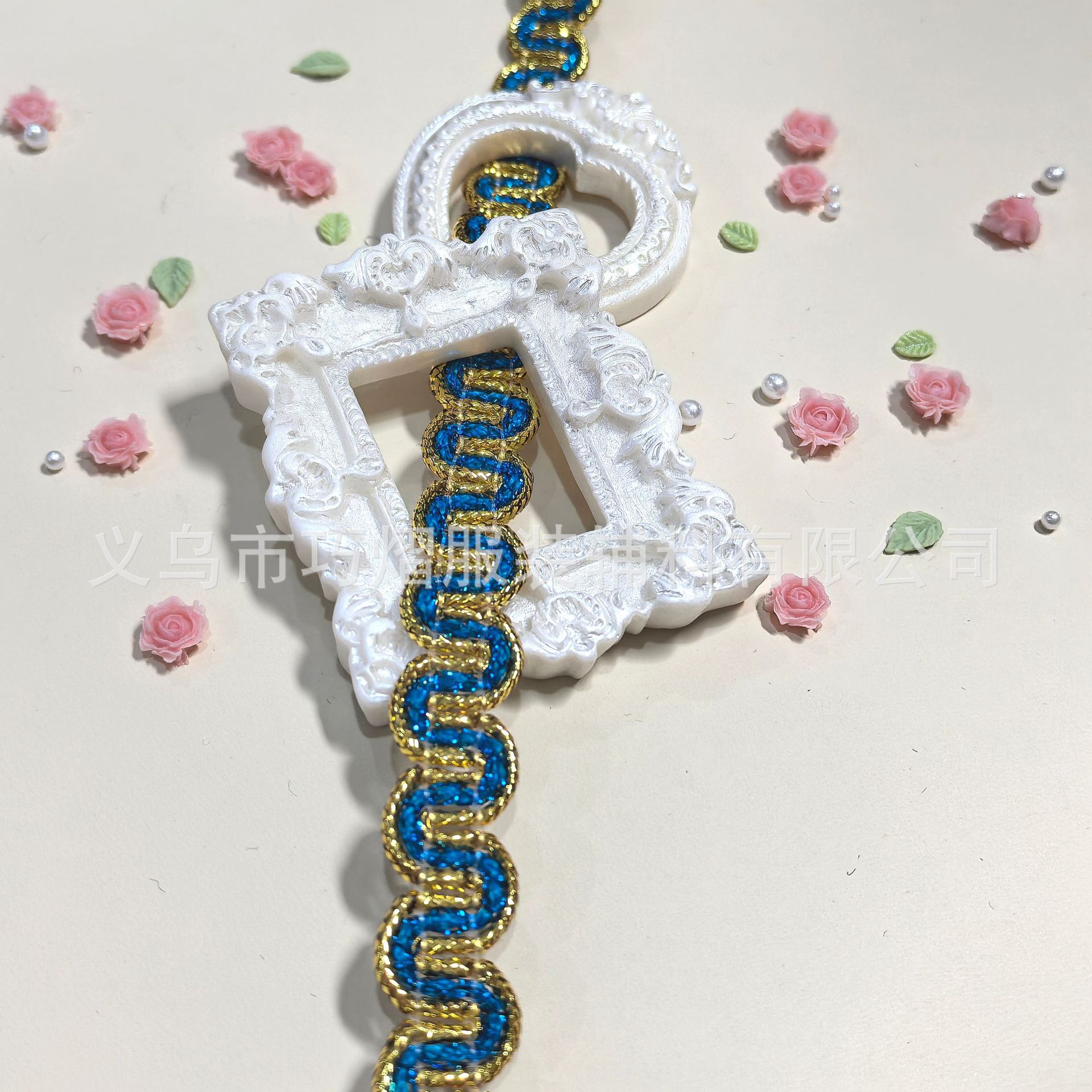 Venta al por mayor de fábrica de color de oro y plata lentejuelas florales con adornos accesorios de ropa accesorios de estilo étnico ondulado