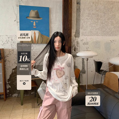 オフホワイトのラウンドネックプリント微透け長袖Tシャツストリートデザインルーズカジュアルブラウストップ