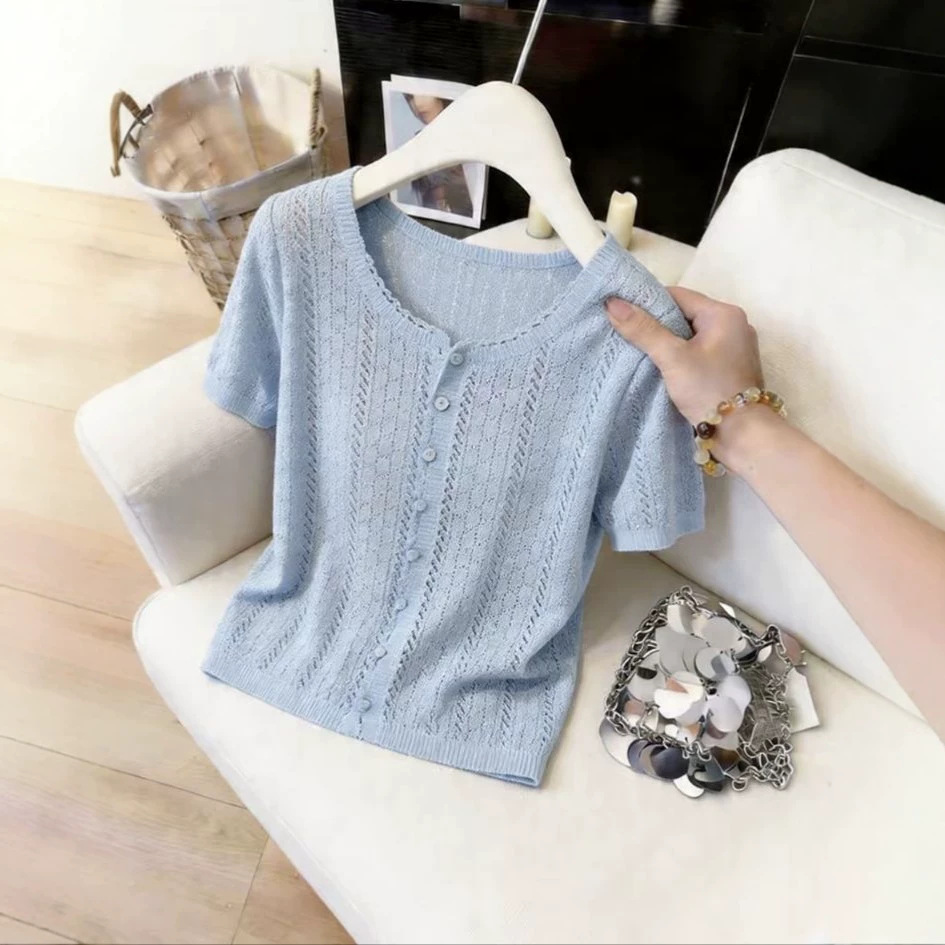Áo thun ngắn tay nữ kiểu dáng họa tiết đục lỗ tinh tế, phong cách tiểu thơ — màu xanh nhạt