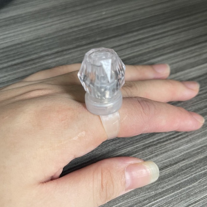 Anillo de luz LED brillante para dedos, barra de luz intermitente para conciertos, fiestas, animación, brillo en la oscuridad, soporte de diamante.