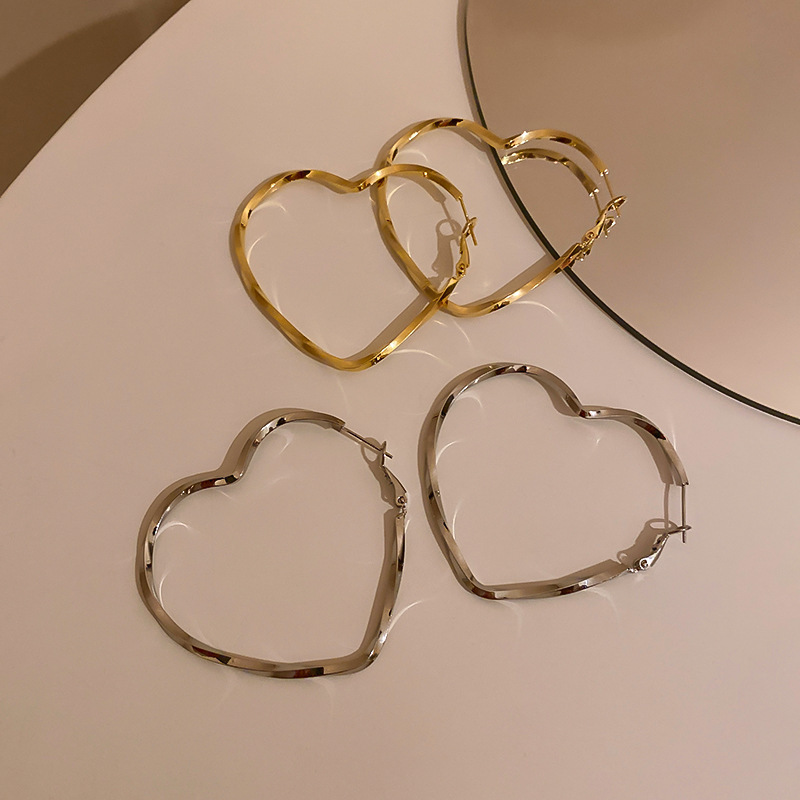 Fashion Simple Heart-shaped Simple Alloy Hoop Earrings display picture 3