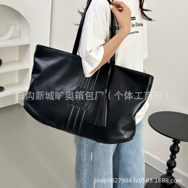 2026 Year of the Horse New Fashionable and Practical Detachable Tassel Sports Tote Bag Spring Women's Handbag