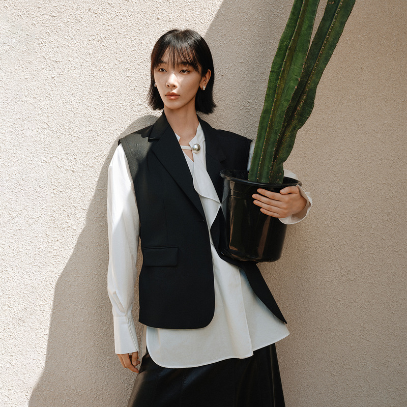 Stylish and minimalist workwear-inspired single-breasted vest, 26 autumn collection, with a tie-waist design and TR fabric, creating a chic and short top Stylish and minimalist workwear-inspired single-breasted vest, 26 autumn collection, with a tie-waist design and TR fabric, creating a chic and short top