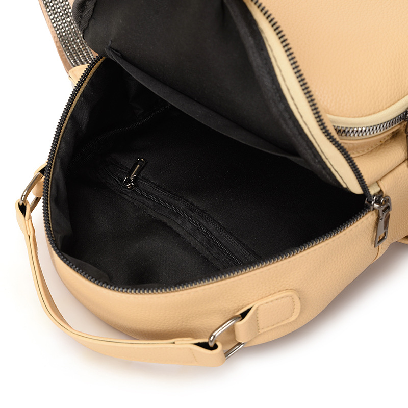 Fábrica al por mayor 2024 nueva mochila de cuero suave casual para mujer remache de moda mochila fresca pequeña urbana mochila escolar