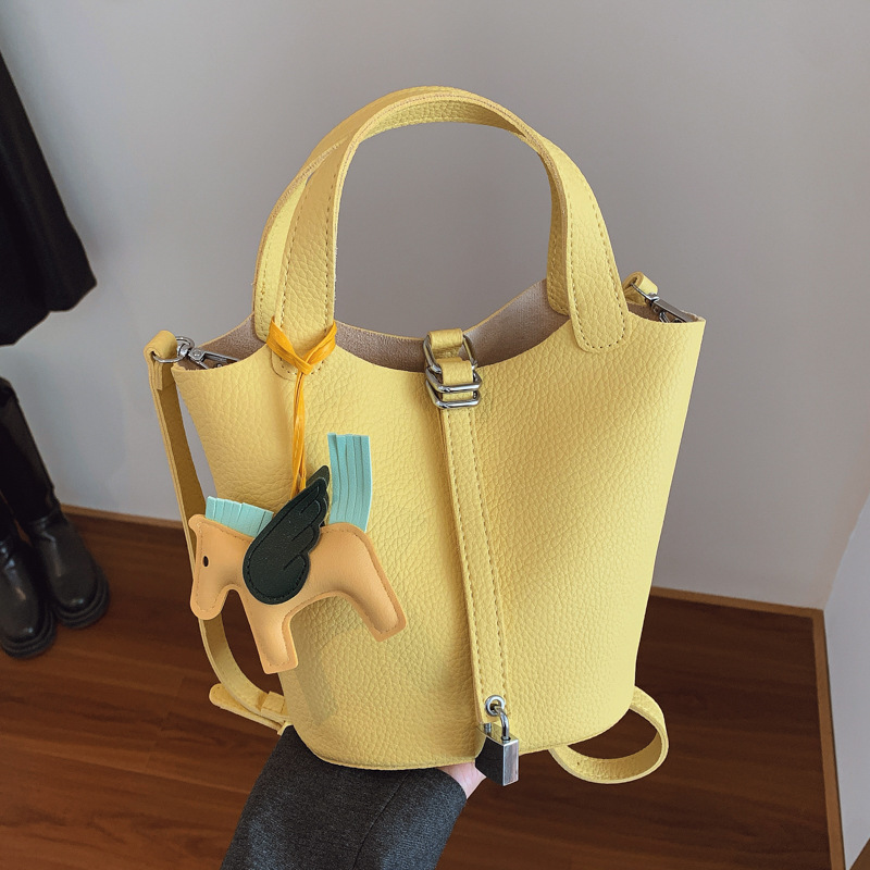 High-End, Western-Style Niche Design Bags for Women 2025 New Popular Internet Celebrity Hot Style Handbags Versatile Bucket Bags