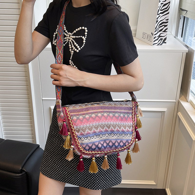 Bolsos grandes populares de este año 2025 verano nuevo bolso femenino estilo étnico color contraste bolso bandolera retro borla bolso bandolera