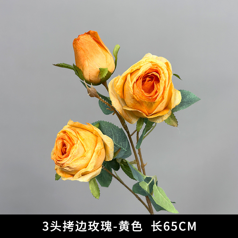 오버로크된 장미 3개