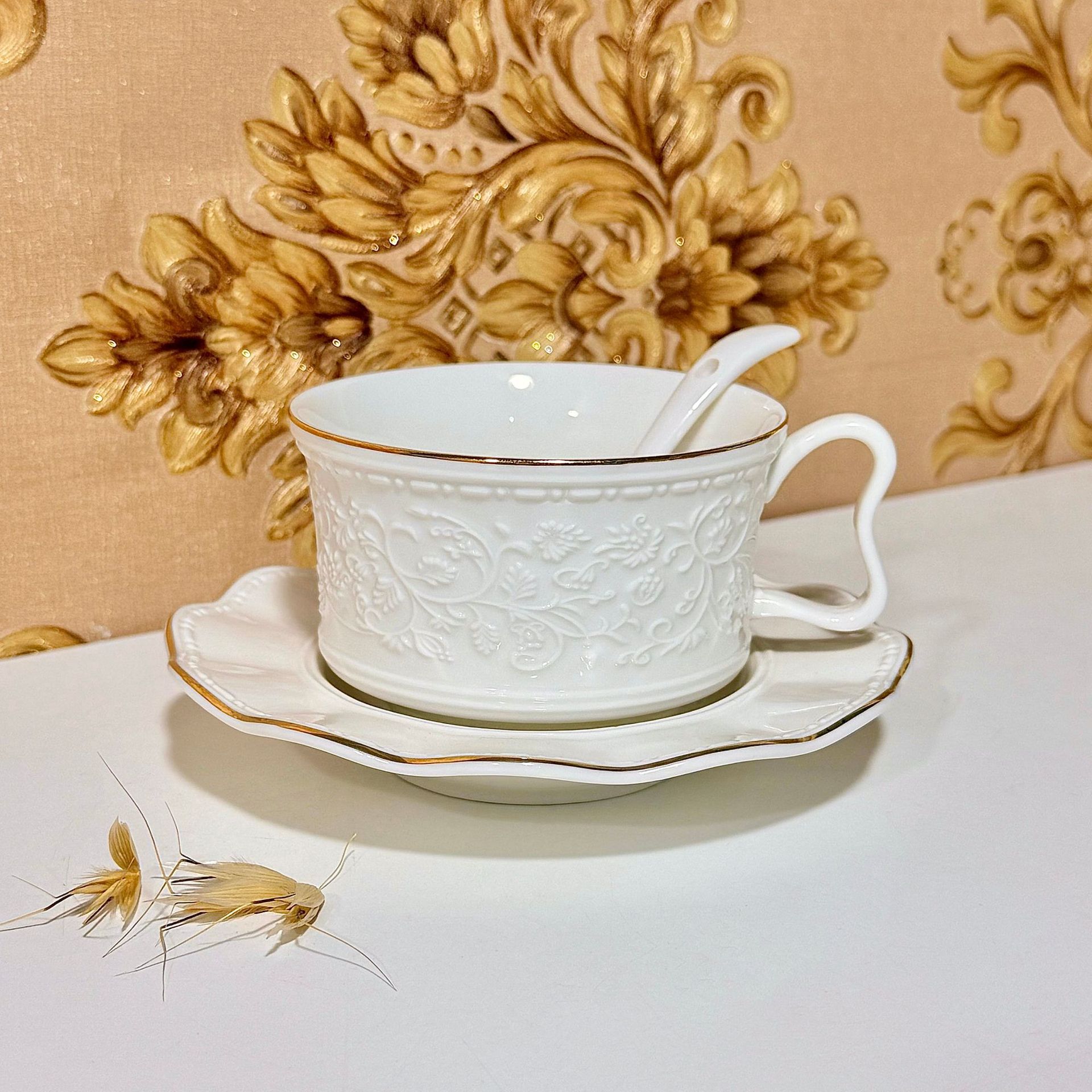 Retro estilo francés pintado oro relieve palacio cerámica tazas de café platos exquisitos tazas de té de la tarde taza de latte taza de flores
