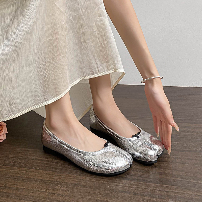 Giày búp bê nữ mũi tách ngón da bóng đế bằng gót thấp 1-3 cm — Màu bạc, Màu trà sữa