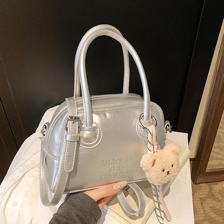 Este año, la moda de bolos de mano súper caliente para mujeres 2025 nuevo estilo coreano, textura casual, mochila de hombro