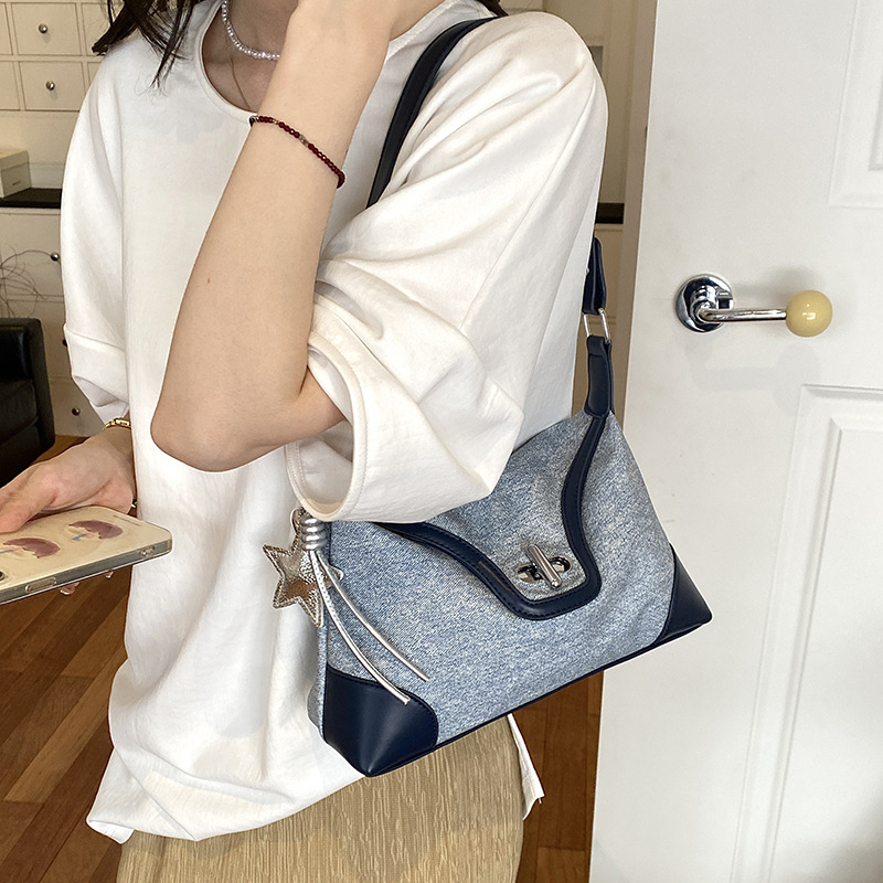 Bolso de moda de color contraste para mujeres 2026 nuevo estilo de viaje diario sensación de bolso de brazo de hombro universal para salir bolso pequeño