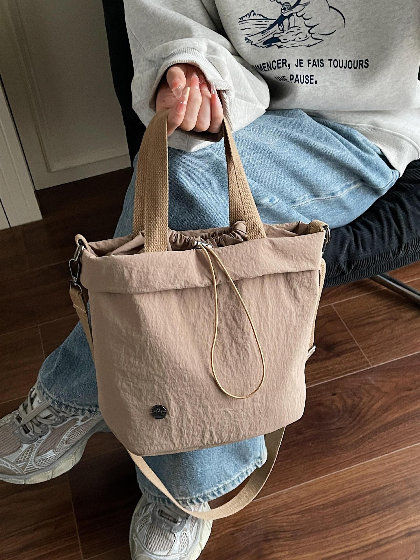 Bolso de lona para mujer 2025 nuevo bolso de cubo ligero y casual bolso de hombro portátil bolso de mensajero deportivo de fitness de gran capacidad