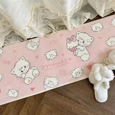 침대 옆 핑크 케이크 고양이