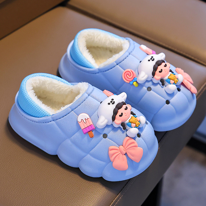 Otoño y invierno zapatillas de algodón para niñas para el hogar caliente y veludo impermeable a prueba de agua, zapatos de algodón para niños pequeños y medianos.