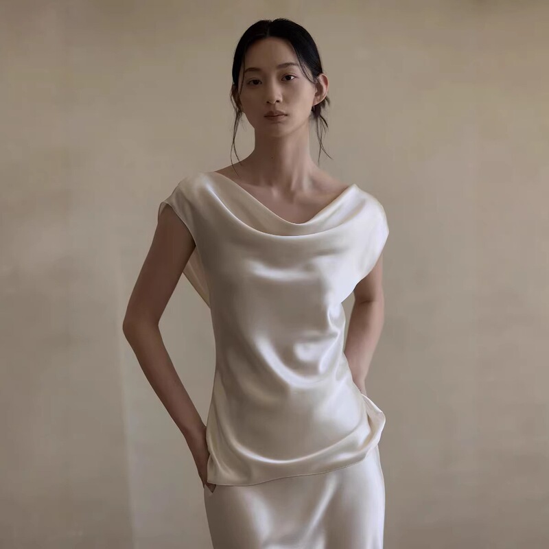 Japanese Imported Triacetate Skin-Friendly Shirt with a Draped Collar and Cross-Back Design, Featuring a Glossy Finish, Elegant Style, and a Slimming Waist Japanese Imported Triacetate Skin-Friendly Shirt with a Draped Collar and Cross-Back Design, Featuring a Glossy Finish, Elegant Style, and a Slimming Waist