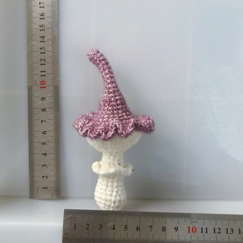 手作りの毛糸編みさくらんぼ車センチのキーホルダーにかわいい果物のストラップを掛けます。|undefined