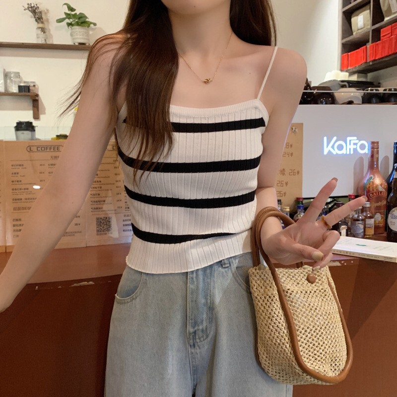韓国の秋のストライプの2つのセットのニットの丸首の長袖のカーディガンのコートのサスペンダーのベストの女性の百合のカジュアルなファッション|undefined