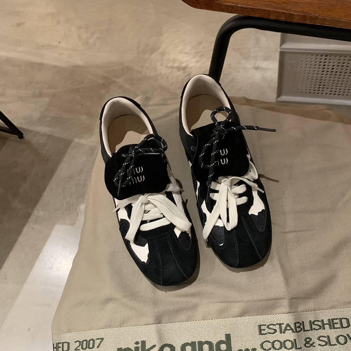 Versión de piel de vaca grapa madre con cabeza redonda retrógrada leopardo diseño de flip correa de cuero zapatos de entrenamiento Agan skate para mujeres