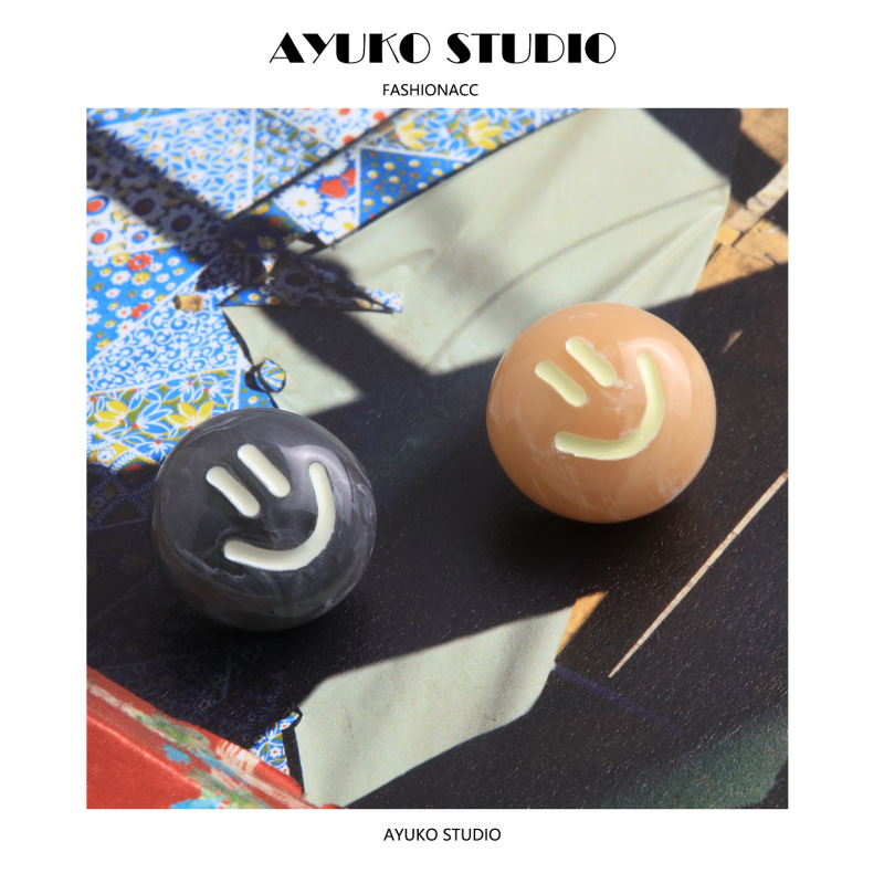Three-Dimensional Smiling Face Resin Buttons, Cute Minimalist Clothing Buttons, Exquisite Buttons for Sweaters, Knitted Cardigans, High-End Decorative Buttons Three-Dimensional Smiling Face Resin Buttons, Cute Minimalist Clothing Buttons, Exquisite Buttons for Sweaters, Knitted Cardigans, High-End Decorative Buttons