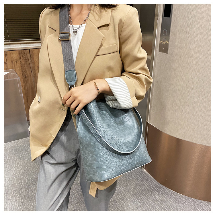 Fashionable Stylish One Shoulder Bag New Fashionable Temperament Underarm Bag Casual All-Matching Wide Shoulder Strap Bucket Bag display picture 11