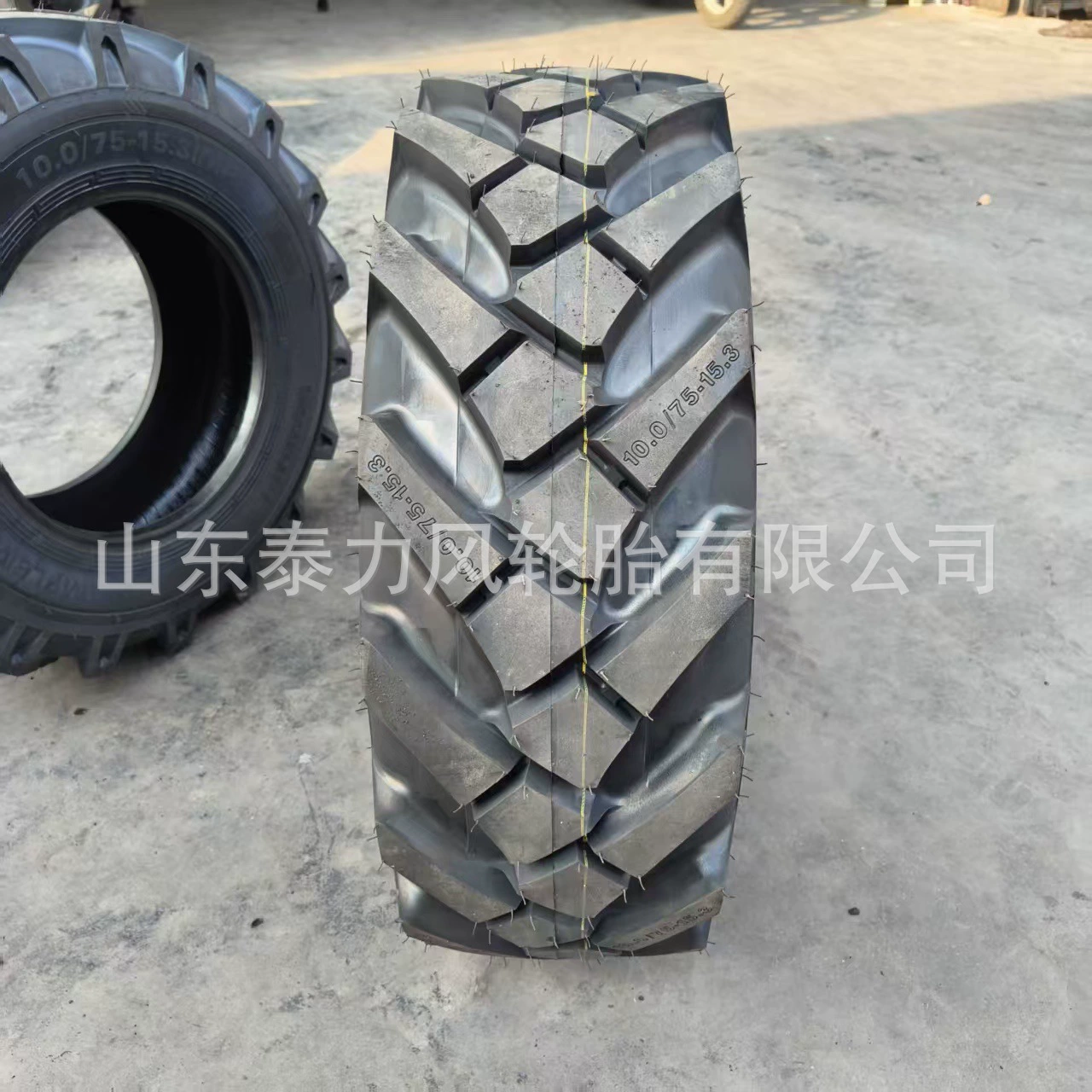 10.0/75-15.3 11.5/80-15.3 Вакуумная шина для погрузчика с внедорожным рисунком для сельскохозяйственной техники