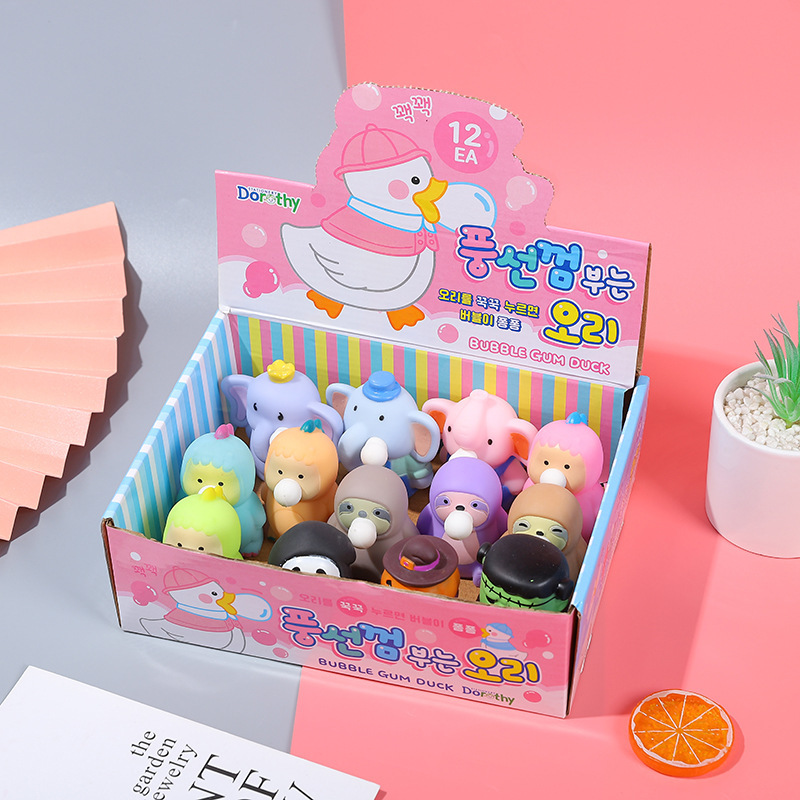 Juguete antiestrés de dibujos animados de niña apretando burbujas, juguete antiestrés de pequeño animal, gadget antiestrés de monstruo verde de Halloween.