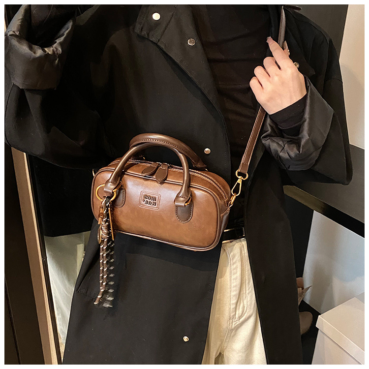 2024 New fashion bags for women, autumn and winter style, simple and fashionable work commute bag, retro single-shoulder underarm bag for women undefined