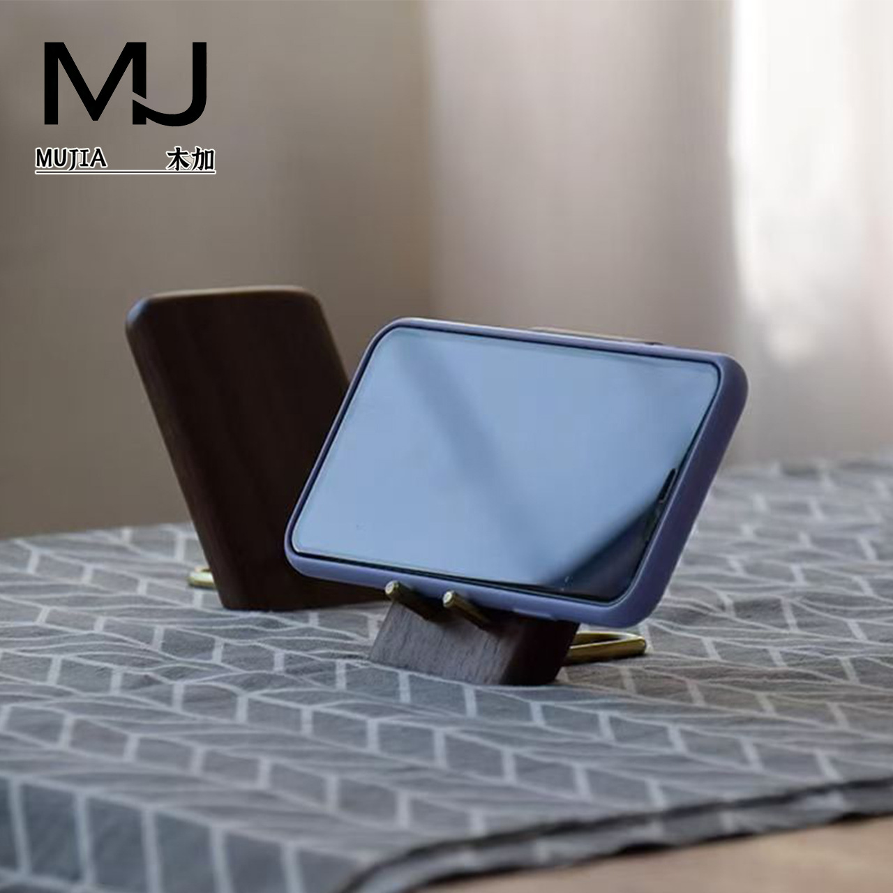 Base de soporte para teléfono móvil de madera maciza de nogal negro norteamericano y latón, adorno retro creativo, soporte de escritorio para teléfono.