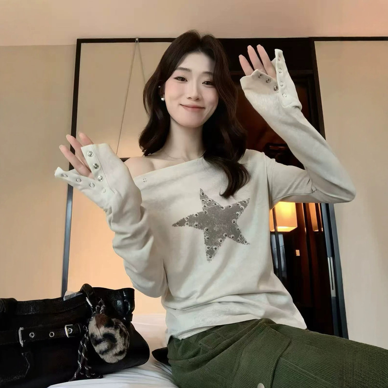 Stylish rivet and five-pointed star print, off-the-shoulder long-sleeve T-shirt for women, 2026 early autumn new collection, slimming and chic base layer Stylish rivet and five-pointed star print, off-the-shoulder long-sleeve T-shirt for women, 2026 early autumn new collection, slimming and chic base layer