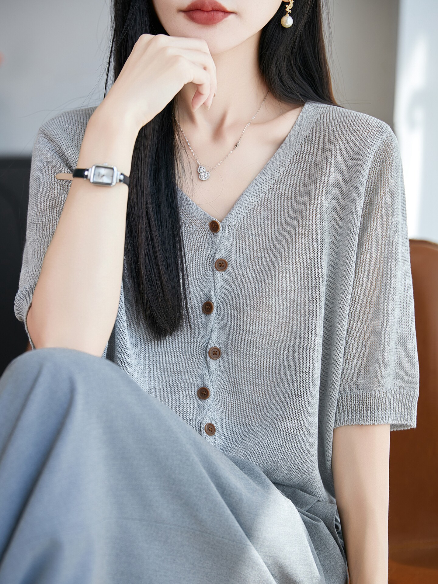 Áo thun nữ cổ V tay ngắn dệt kim phong cách Hàn Quốc, thiết kế đơn giản che khuyết điểm — Cam caramel