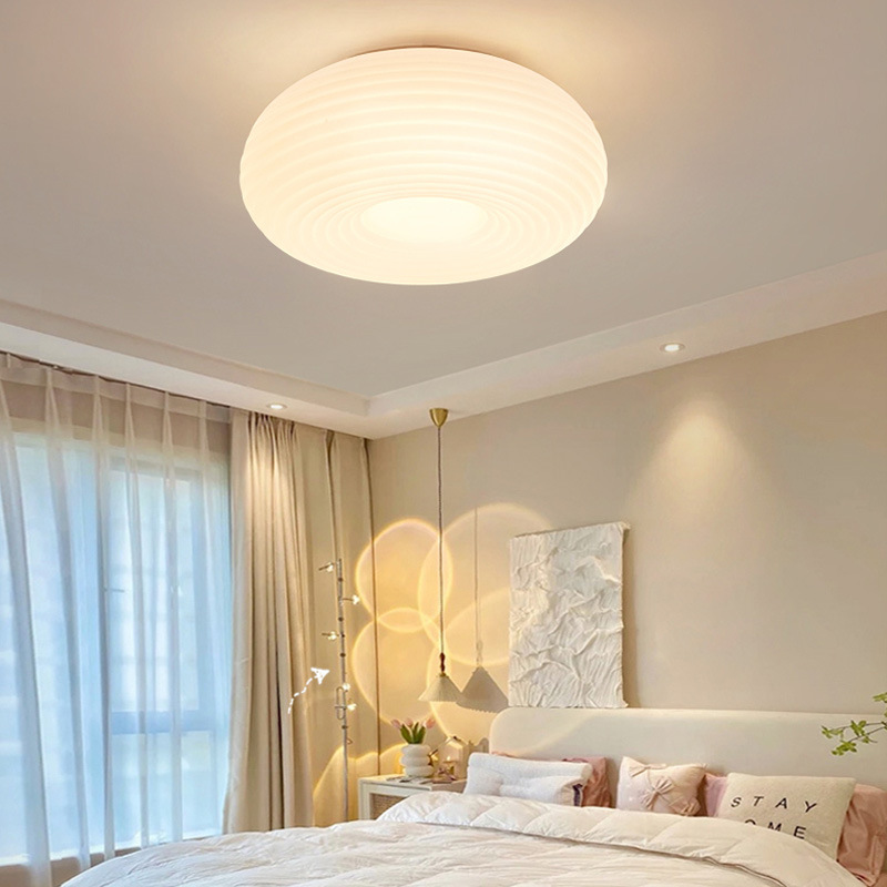 Full spectrum bedroom lamp Nordic simple modern cream style girl's room lamp warm and romantic master bedroom dining room lamp
