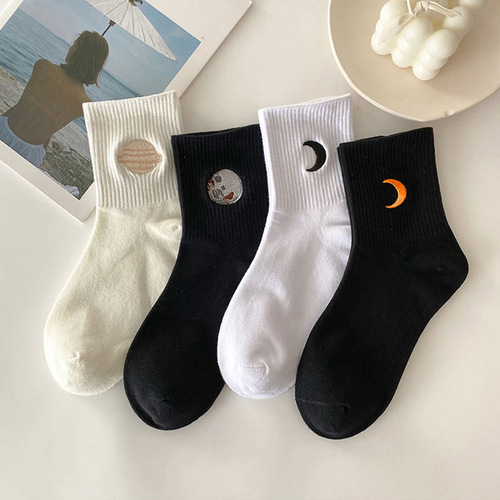 Cross-border foreign trade cotton socks Japanese style ins student sports socks wholesale spring and autumn black and white women's mid-calf socks