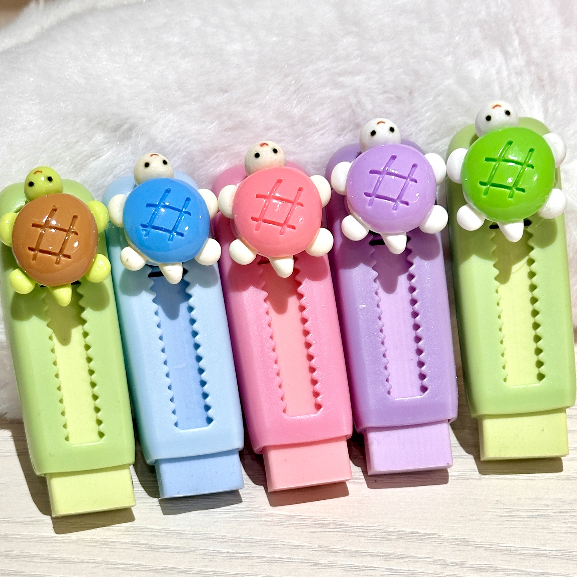 Nueva tortuga de luz nocturna empuja y tira borracha retráctil limpia sin marcas de goma para estudiantes de escuela primaria lindos pequeños premios